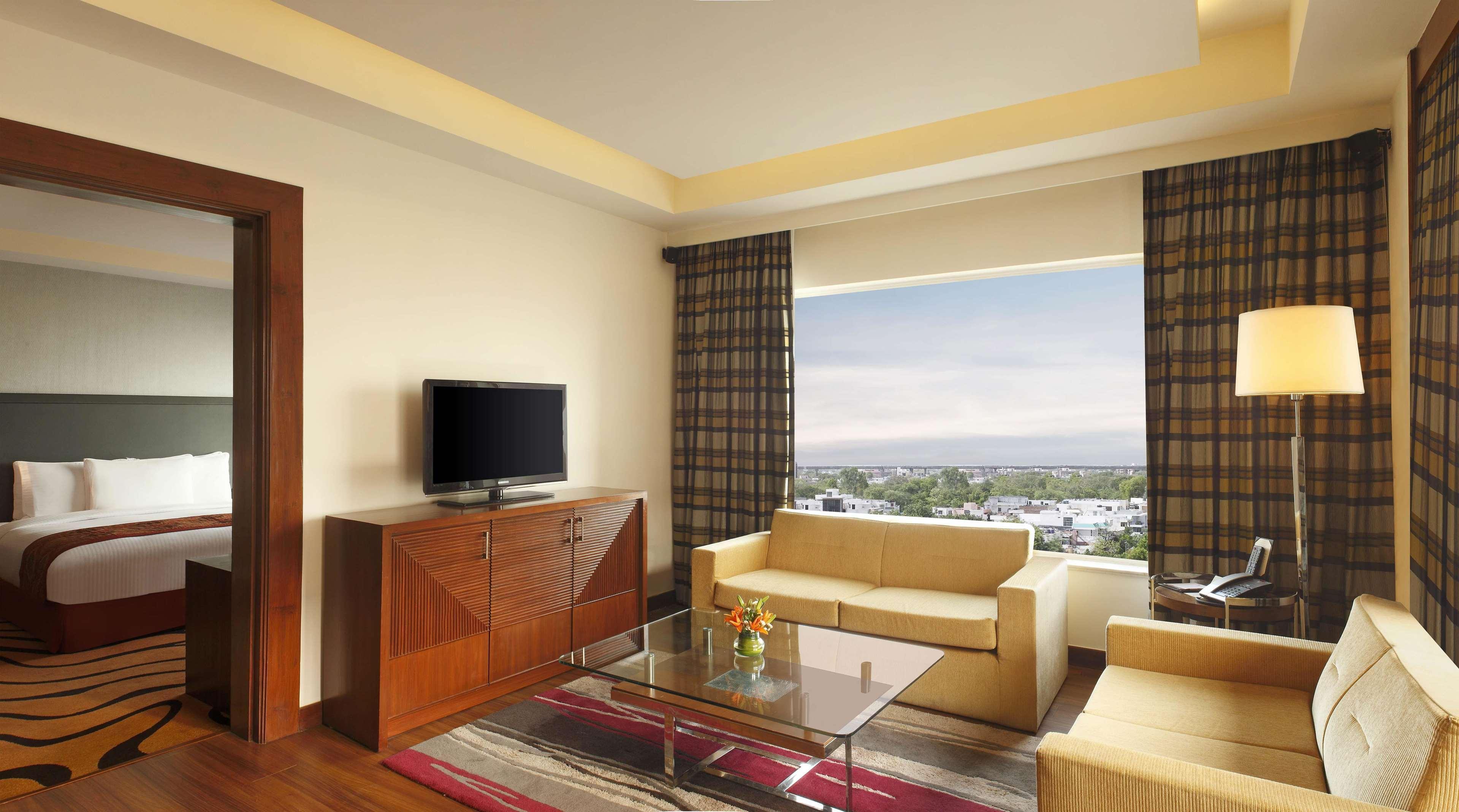 Hotel Doubletree By Hilton Gurgaon New Delhi Ncr Exterior foto